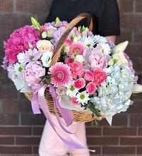 Цветочная композиция из Розы, Хризантемы, Пионы и Лизиантусы в корзине в Светогорске