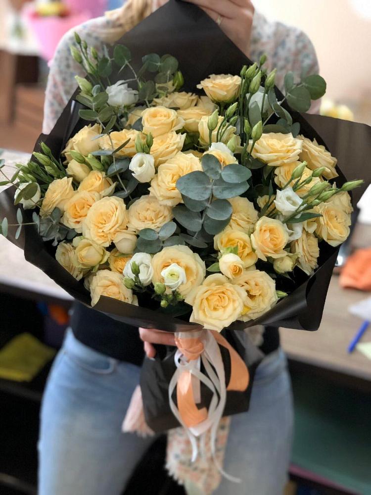 Букет цветов из: Розы и Лизиантусы в Светогорске