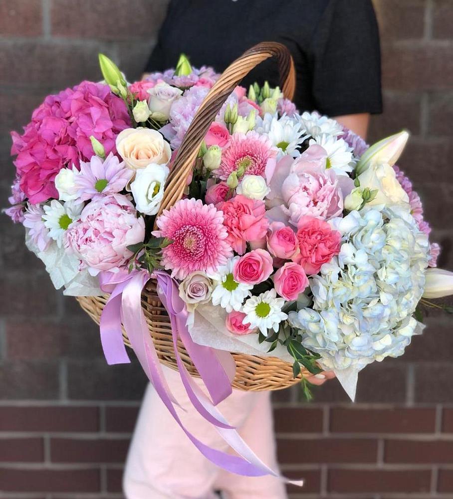 Цветочная композиция из Розы, Хризантемы, Пионы и Лизиантусы в корзине в Светогорске