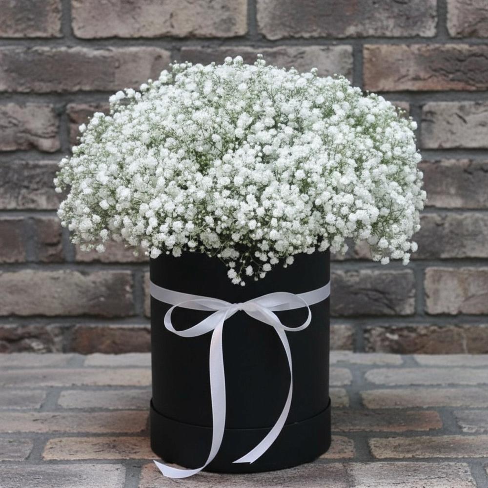 Цветочная композиция из Гипсофила в шляпной коробке в Светогорске