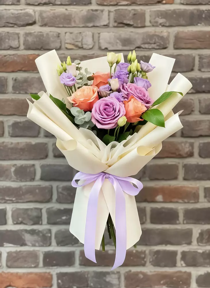 Букет цветов из: Лизиантусы и Розы в Светогорске