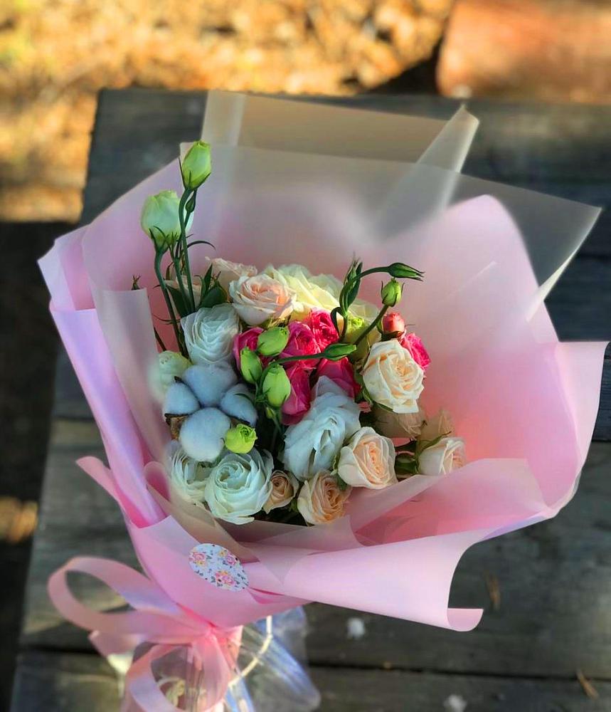 Букет цветов из: Розы и Лизиантусы в Светогорске