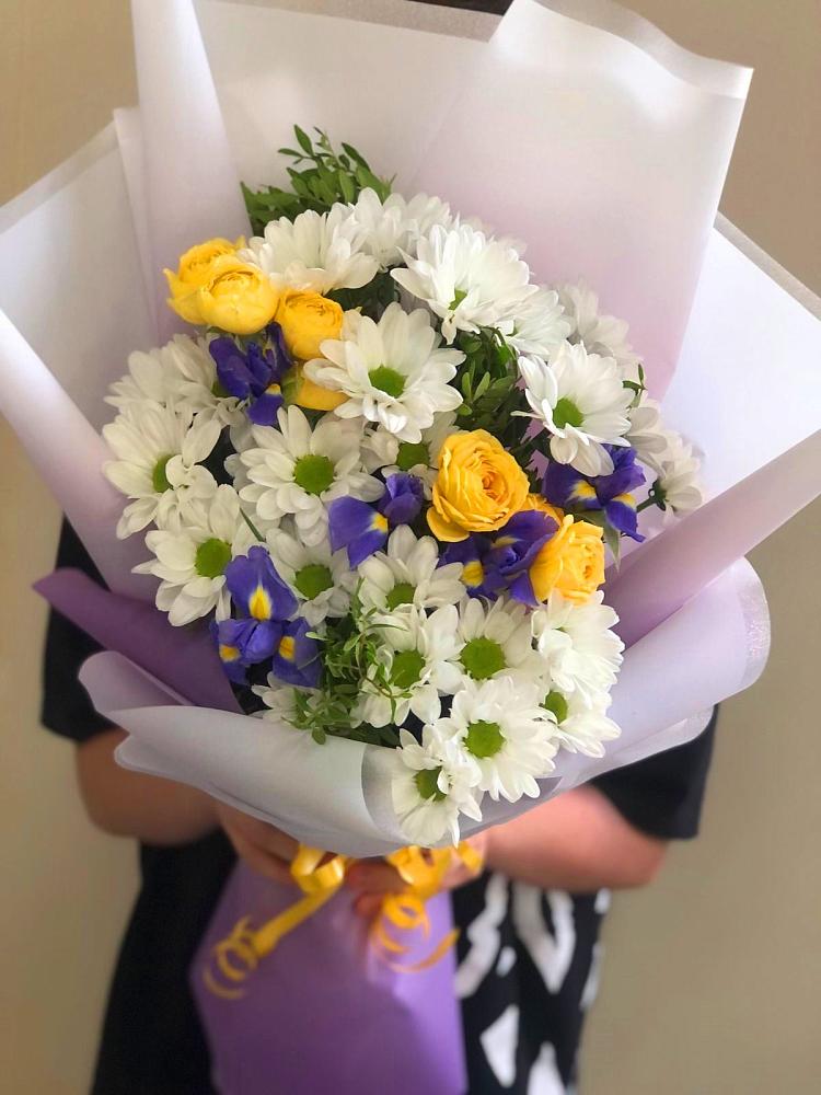 Букет цветов из: Ирисы, Хризантемы и Розы в Светогорске