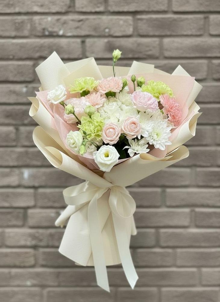 Букет цветов из: Гвоздики, Розы, Лизиантусы и Хризантемы в Светогорске