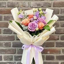 Букет цветов из:  Лизиантусы и Розы в Светогорске