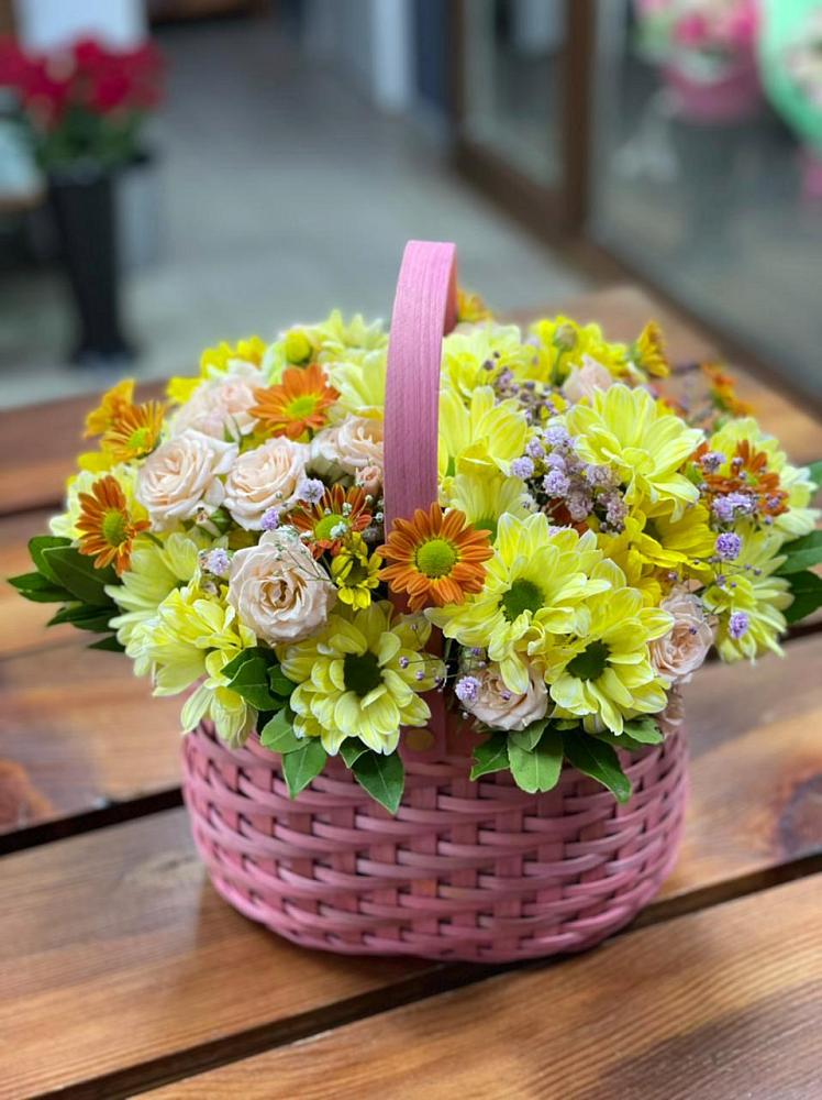 Цветочная композиция из Хризантемы и Розы в корзине в Светогорске