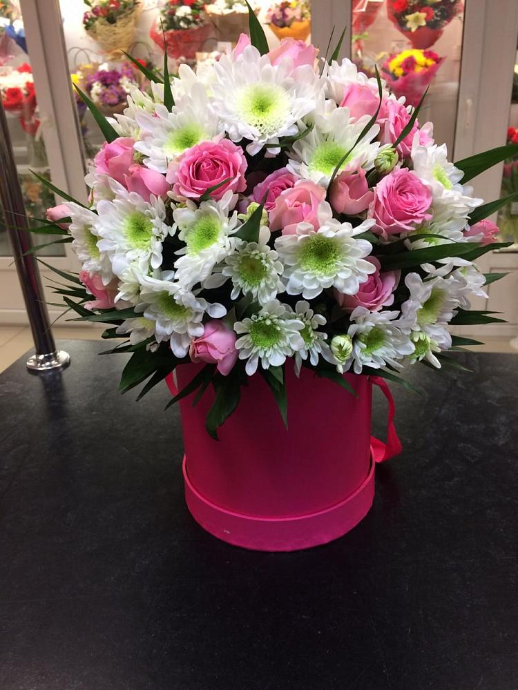 Цветочная композиция из Розы и Хризантемы в шляпной коробке в Светогорске