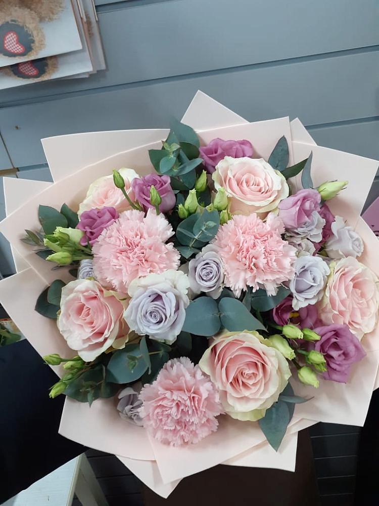 Букет цветов из: Розы, Гвоздики и Лизиантусы в Светогорске