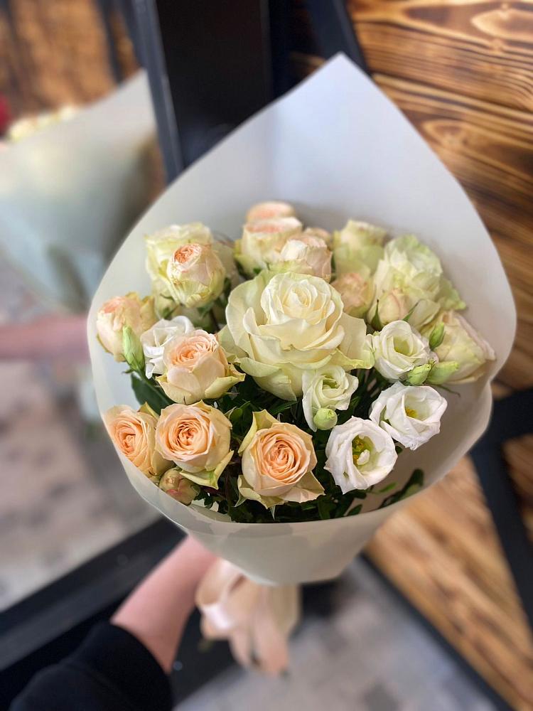 Букет цветов из: Розы и Лизиантусы в Светогорске