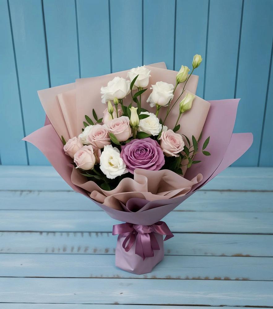 Букет цветов из: Розы и Лизиантусы в Светогорске